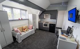 Free Parking Cosy Studios In Guesthouse Near Qe Hospital And Uob!